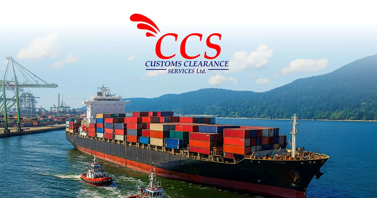 เรือบรรทุกตู้คอนเทนเนอร์ออกจากท่าเรือ พร้อมโลโก้ CCS