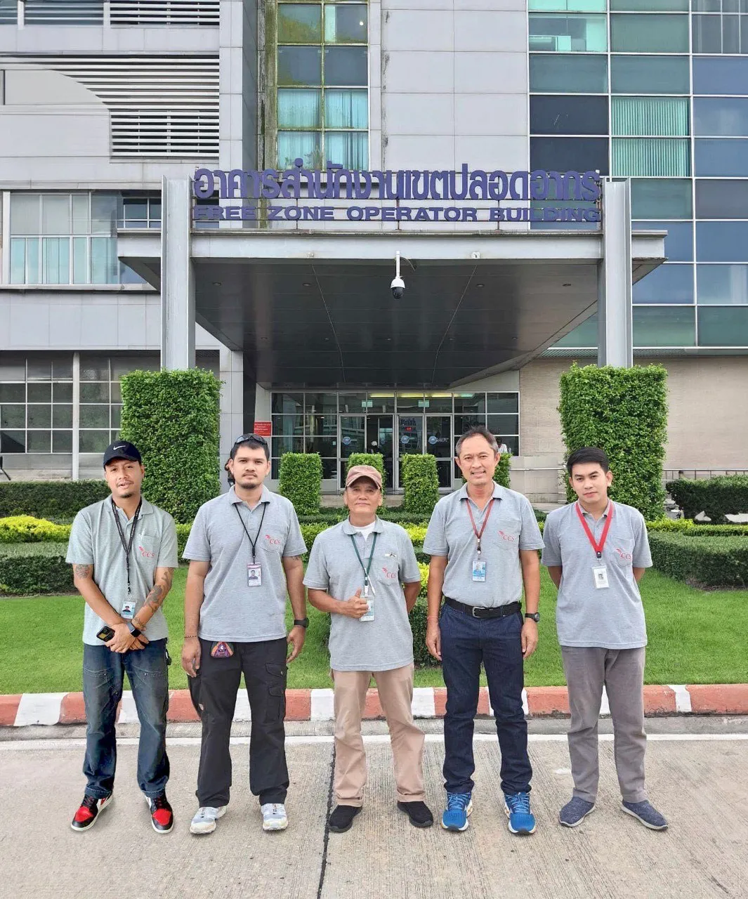 ทีมงาน CCS หน้าอาคาร Free Zone Operator สนามบินสุวรรณภูมิ